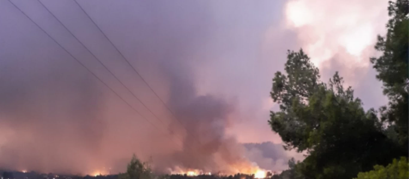 Φωτιά στην Εύβοια: Τραυματίστηκε πυροσβέστης από οικοδομικά υλικά